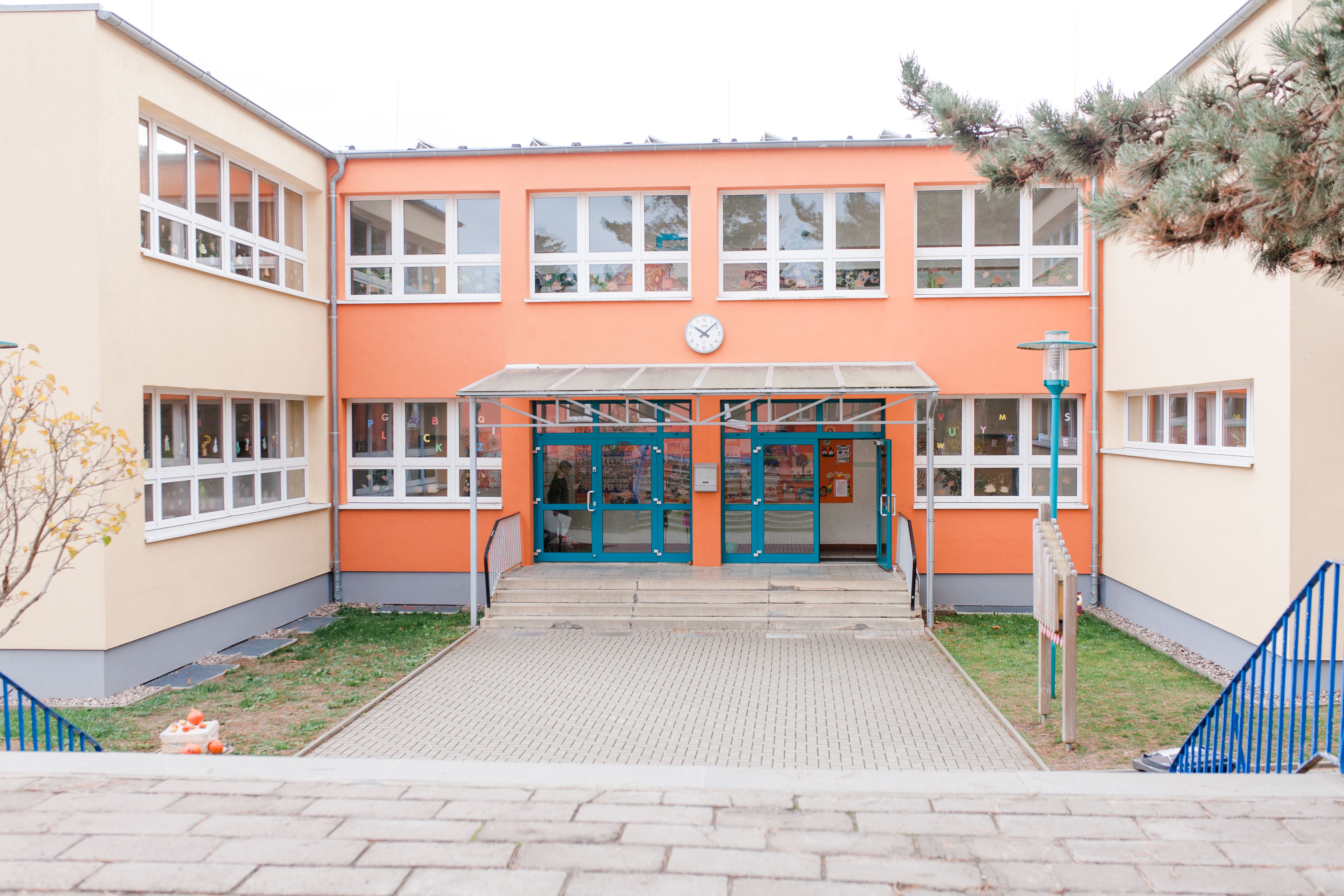 Eingang und Schulhof der Grundschule Anrode